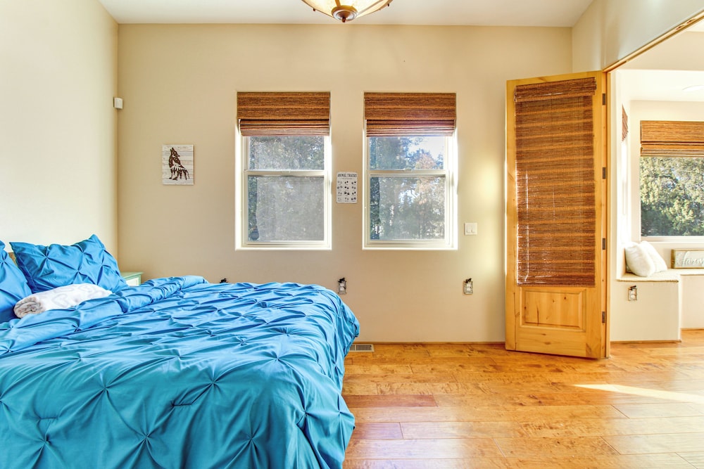 Close to Fool Hollow Lake! Show Low Cabin Getaway