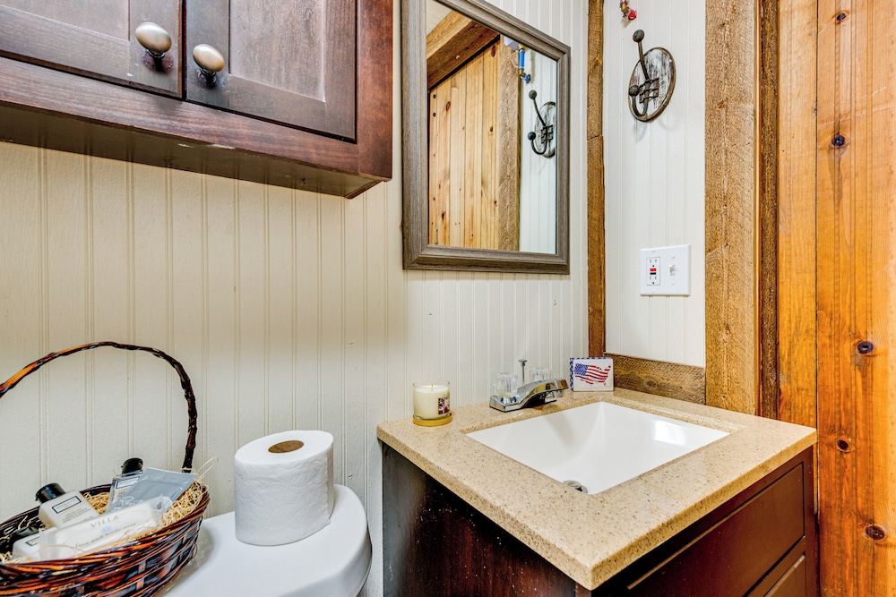 Creek Access, Fire Pit & Grill: Summerville Studio
