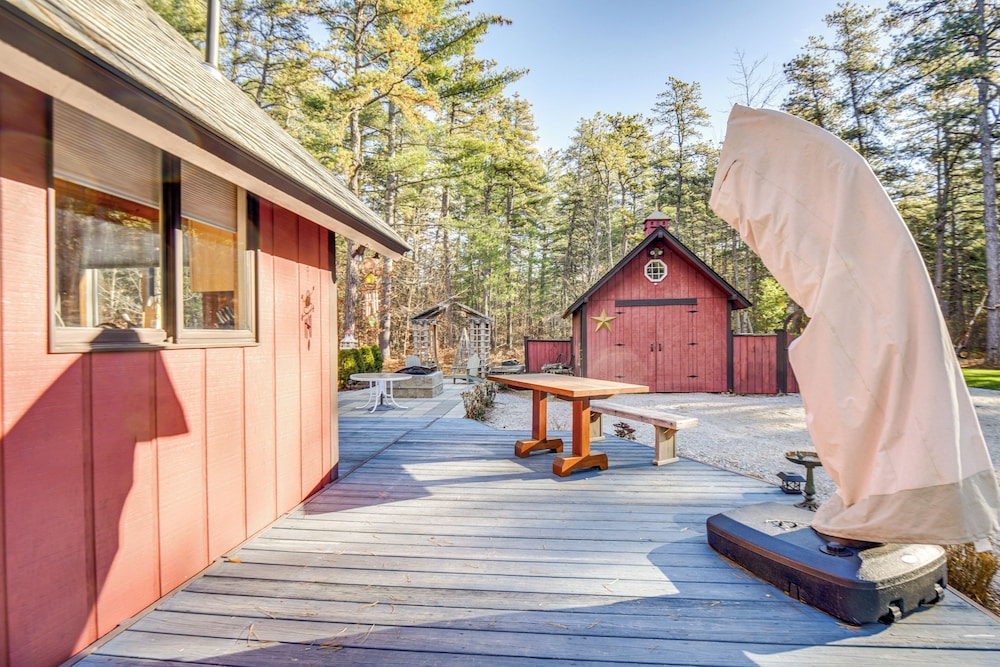 Charming Tamworth Cabin w/ Grill & Fireplace view 2