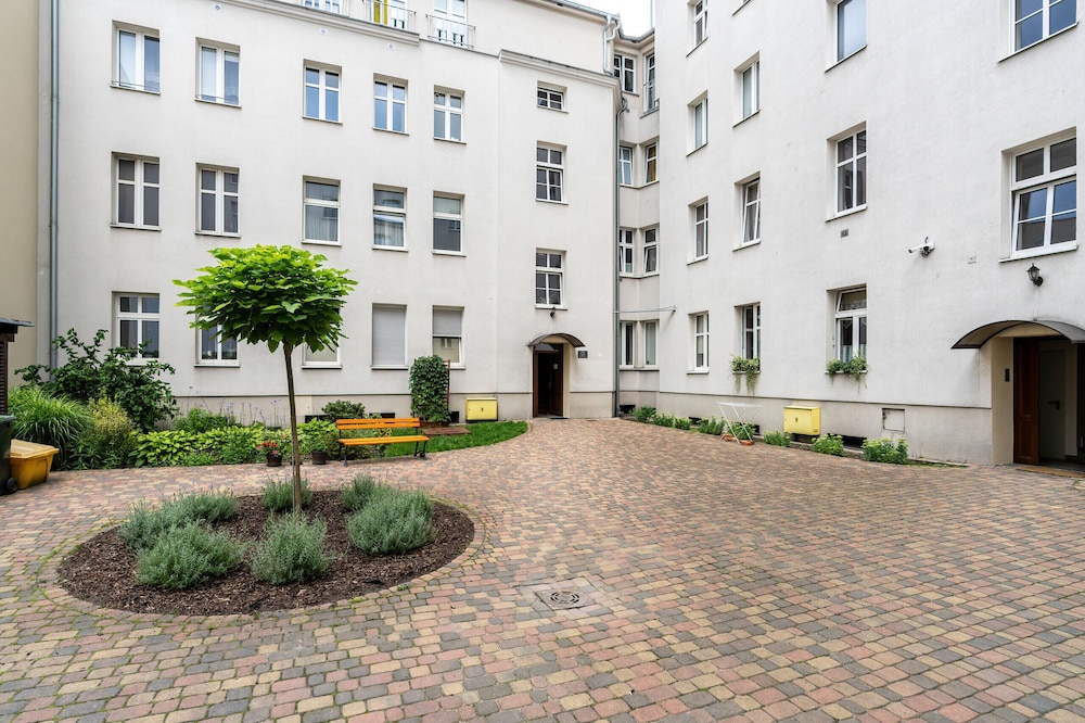 Cozy Apartment in Poznań by Renters view 5