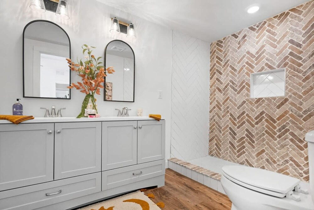 Newly Renovated Whimsical Cottage 2 Beds Hot Tub