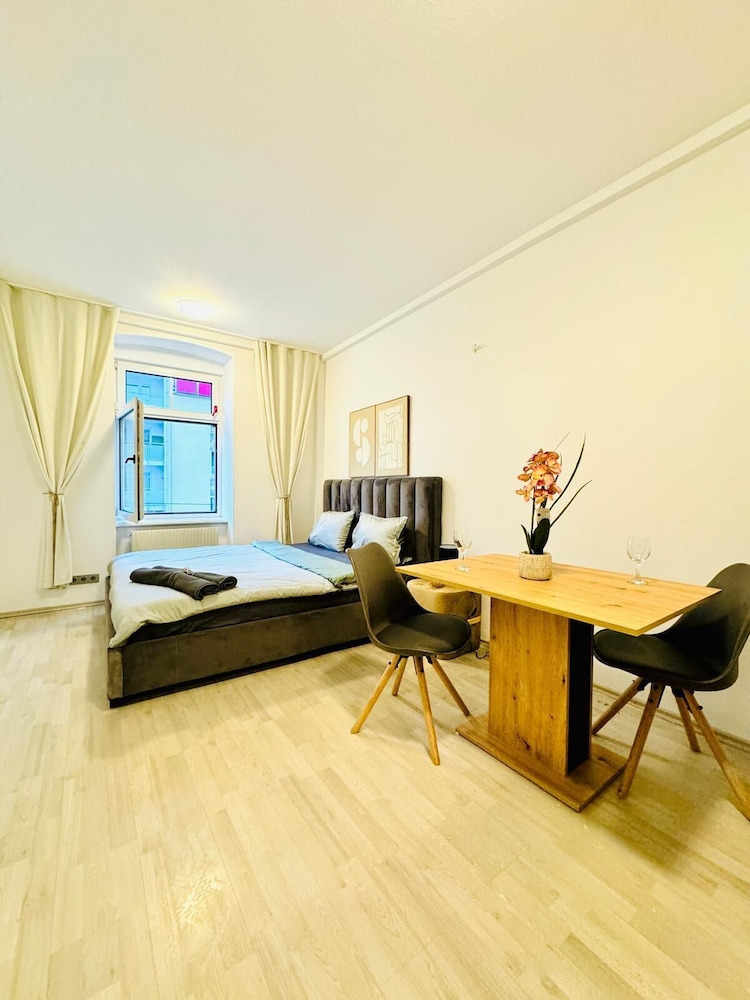 Spacious 7BR Apartment Prime Location
