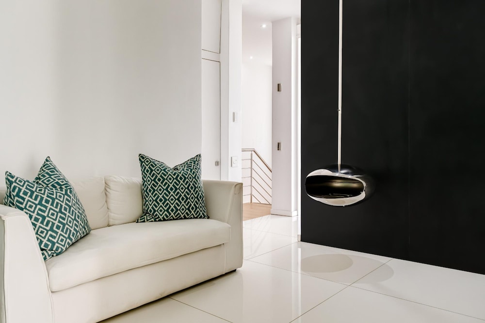 Villa Bleu Blanc in Camps Bay With Pool and Views