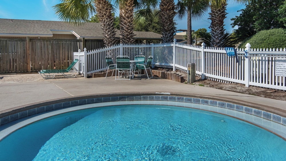 Sleeps 8 w/ Resort Pools, Tennis, Golf & Beach Access + Attraction Tickets!