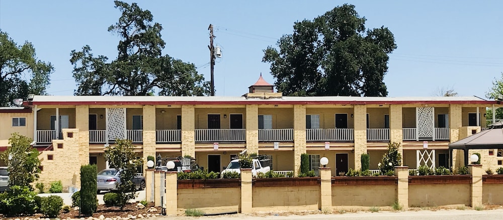 Livingston Vacations - Town  Country Motel - Property Image 3