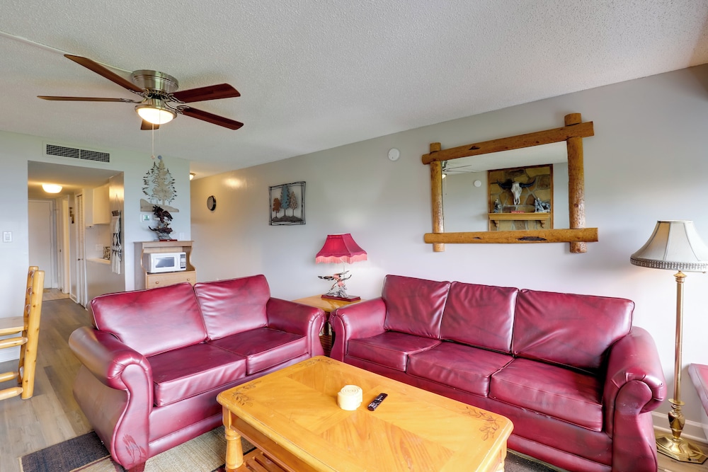 Smokies Condo 3 Mi to Nat'l Park + Hot Tub Access