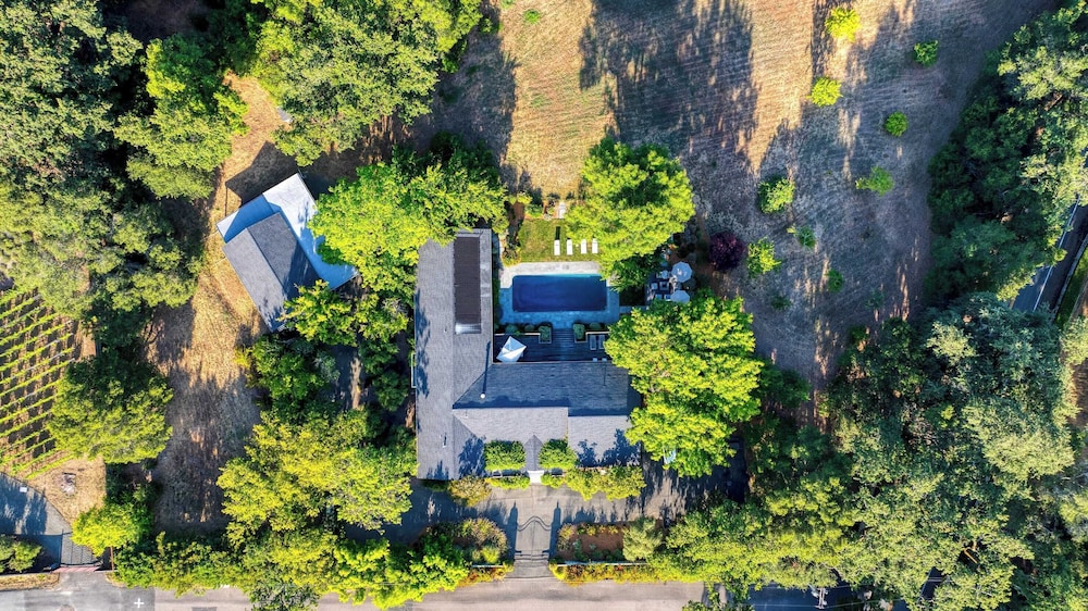 Glen Ellen Escape 5BR Retreat w/ Pool, Hot Tub, Hammocks & Vineyard Views