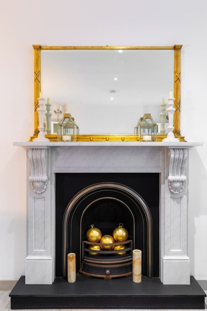 Elegant 2BD Flat 5 Mins to Kensington Gardens!