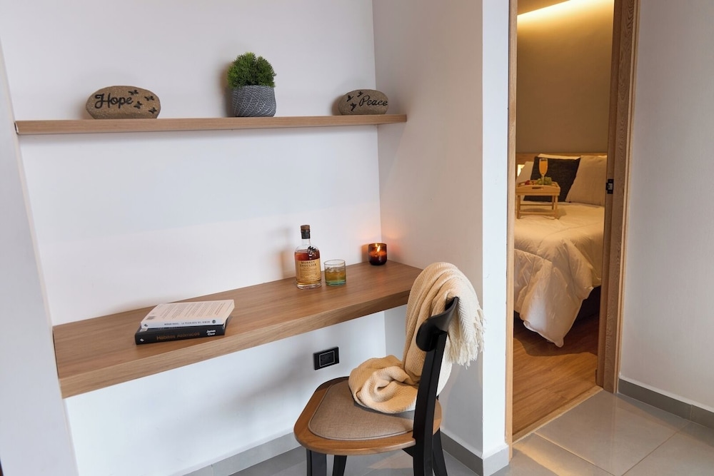 Rosa Negra Suite w/ Jacuzzi Near Stadium
