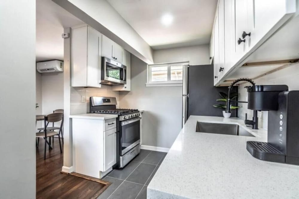 Stylish 1BR Urban Retreat
