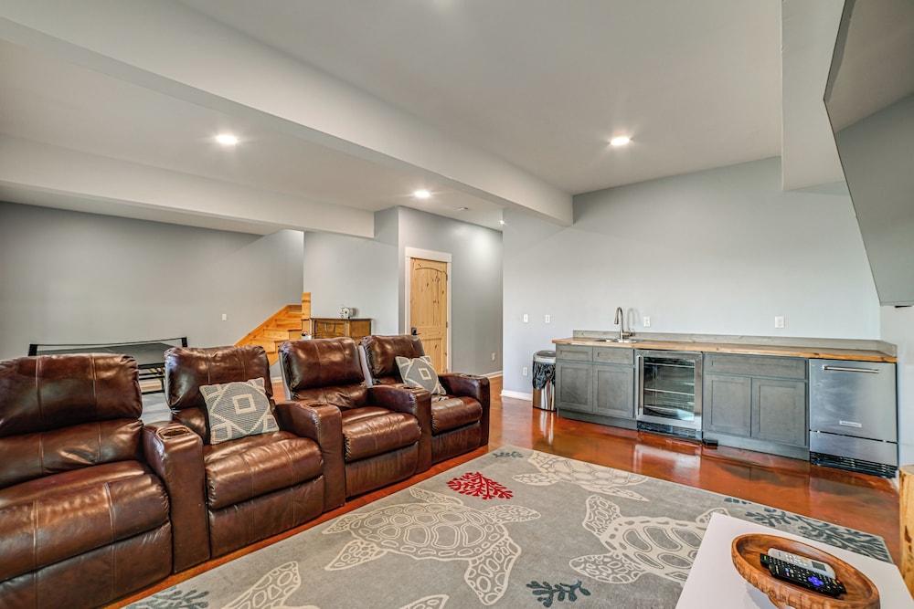 Game Room & Screened Porch: Kentucky Lake Retreat!