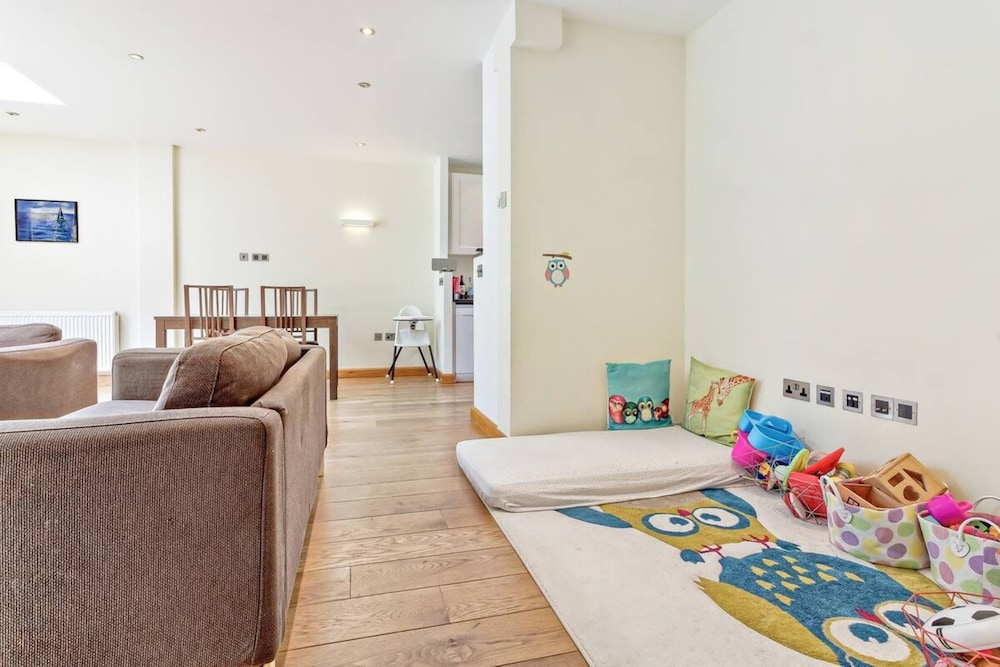 Stylish and Bright 3 Bedroom Duplex in North London