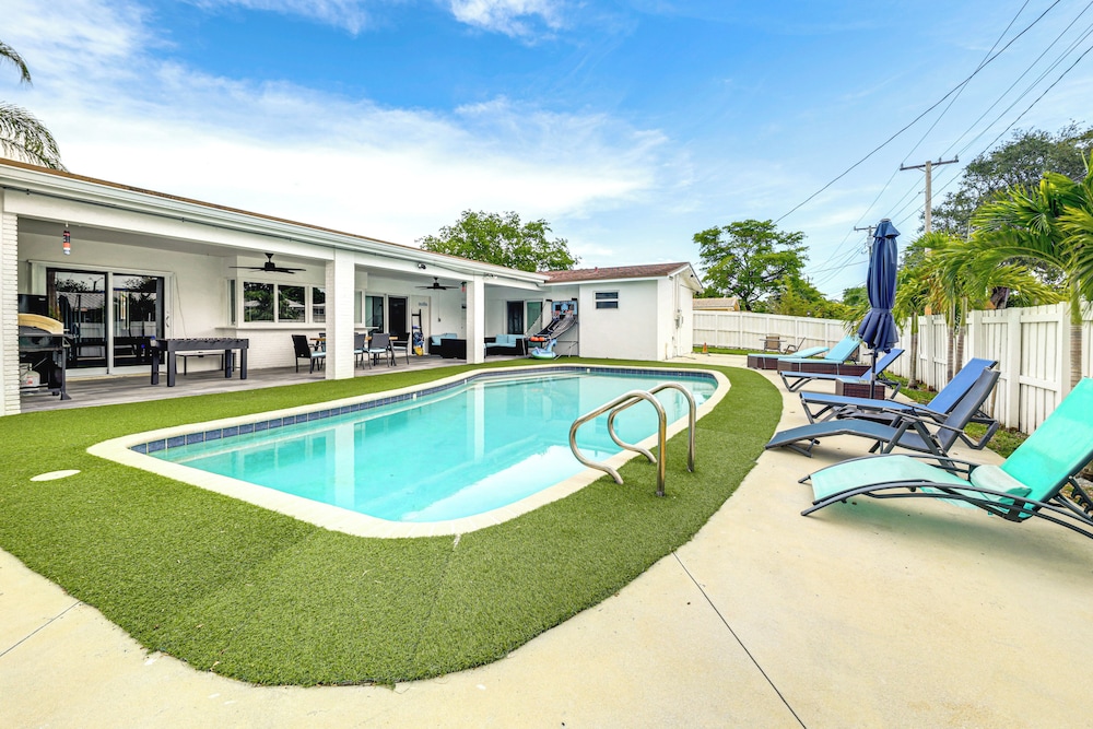 Outdoor Oasis w/ Games: Sleek Hollywood Home!