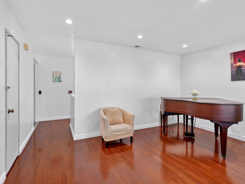 Coastal Escape With Private Mini Golf 4 Bedroom Home
