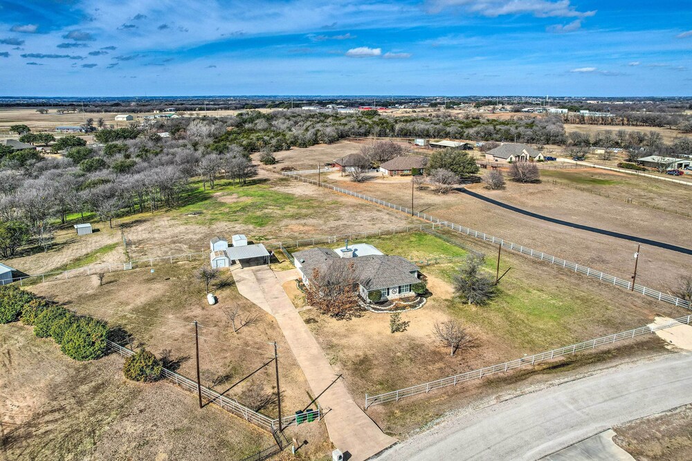 'leaping Toad Ranch' ~ 9 Mi to Lake Granbury! view 5