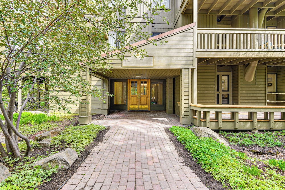 Walk to Sun Valley Village: Condo w/ Deck!