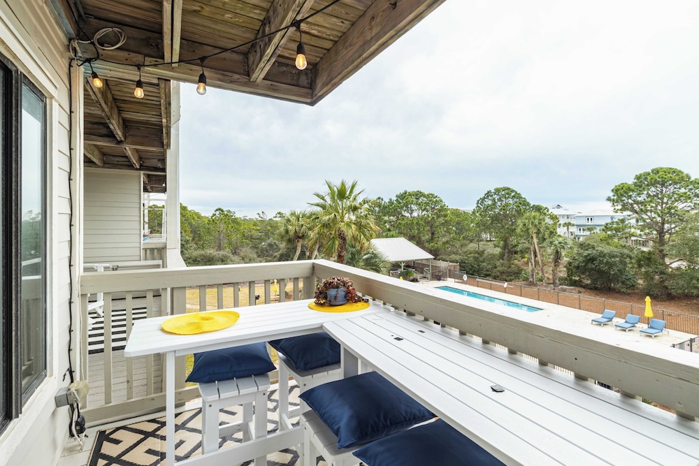 2 Condos, Steps to the Beach Pool+hot Tub, Balcony Lounge Triton & Sea Haven
