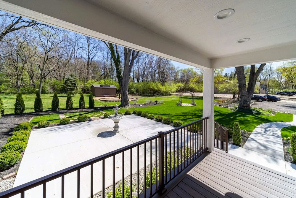 Modern Home Just 10 Mins to Notre Dame 18384
