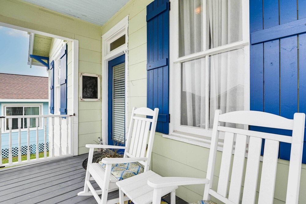 Walk to Beach: Galveston Home w/ Fenced Yard!