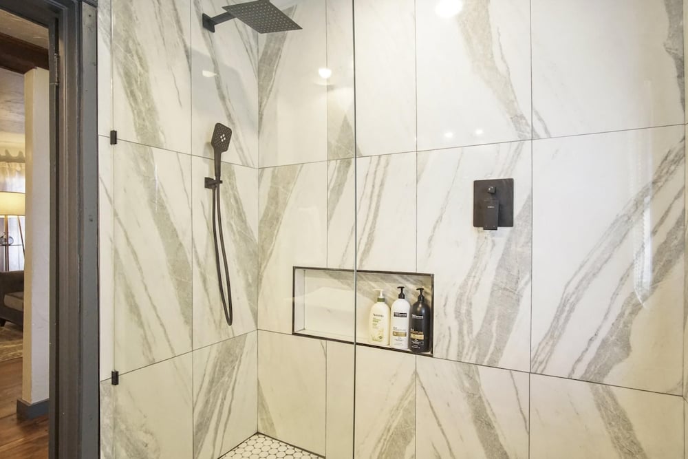 Oklahoma City Vacations - 3-story 6-bedroom 4 Bathrooms 3min-asian Dist - Property Image 42