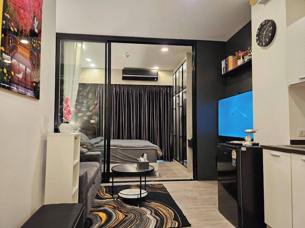 12th Floor Cozy Studio Room, 5-10 Mins Walk to Iconsiam and BTS