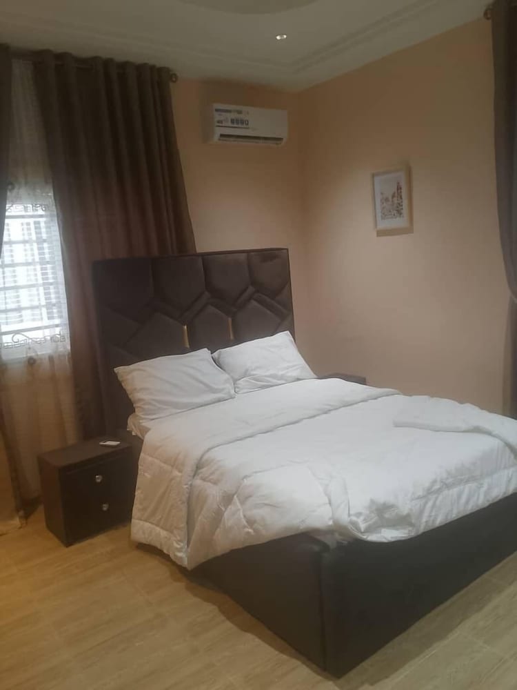 Claramojisola - Eunice Apartments