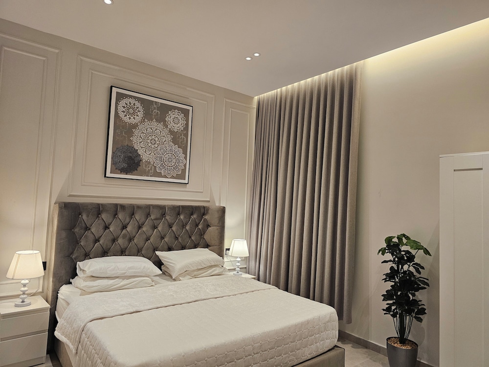 A Beautiful one BR Apartment With a Living Room
