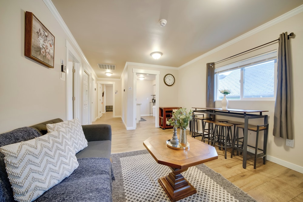 2 Mi to Lumen Field! 2nd-floor Apartment w/ Deck