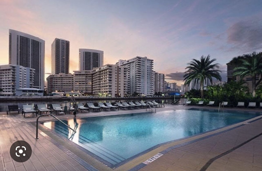 LUXURY 3BD APARTMENT BEACHWALK - Image 5