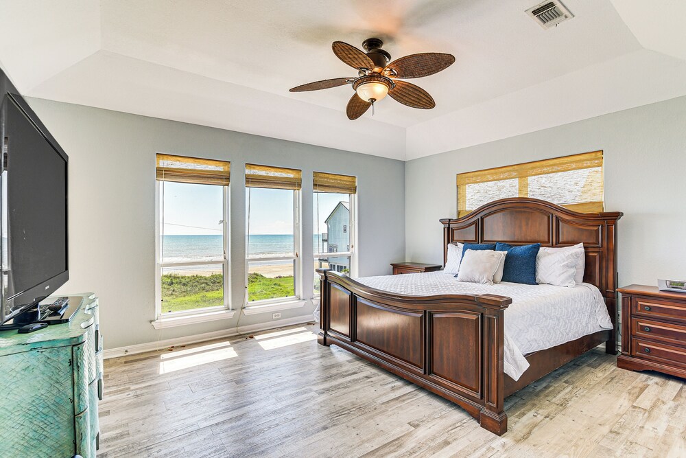 Walk to Beach: Home w/ 2 Decks in Galveston!