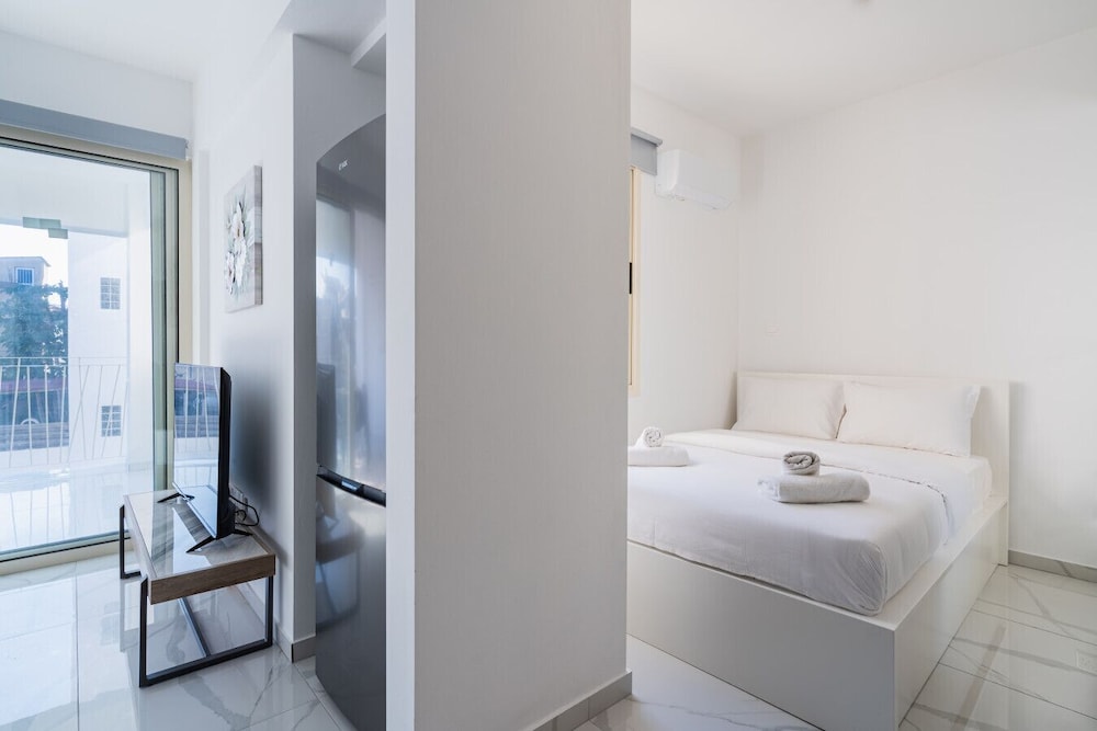 Marble - Studio & Balcony in Larnaca