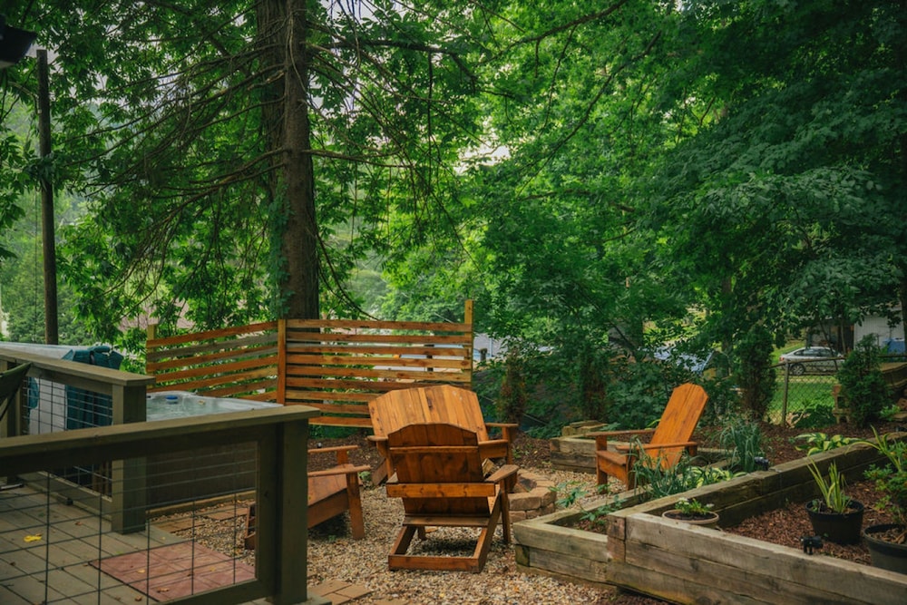 Lakefront Hilltop Cabin Hot tub Firepit