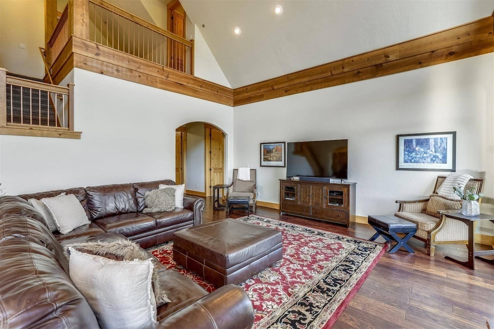 Luxury 5 Bedroom Pet-friendly Home in Breckenridge - 2 Miles to Main Street