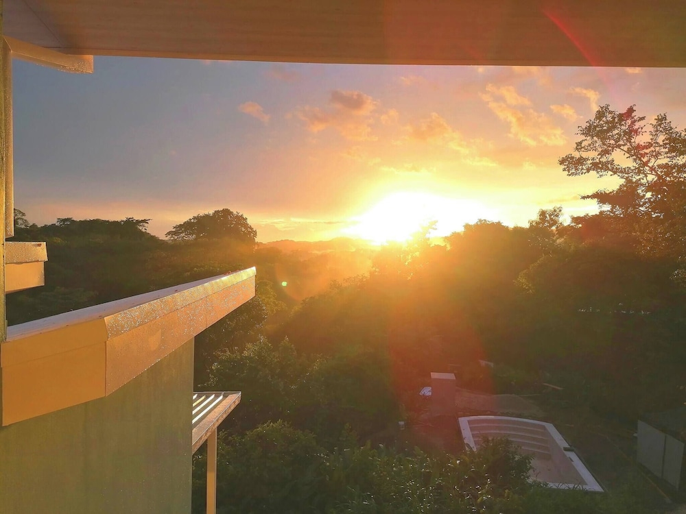 Private Saltwater Pool, Mountain Views, 3min Beach