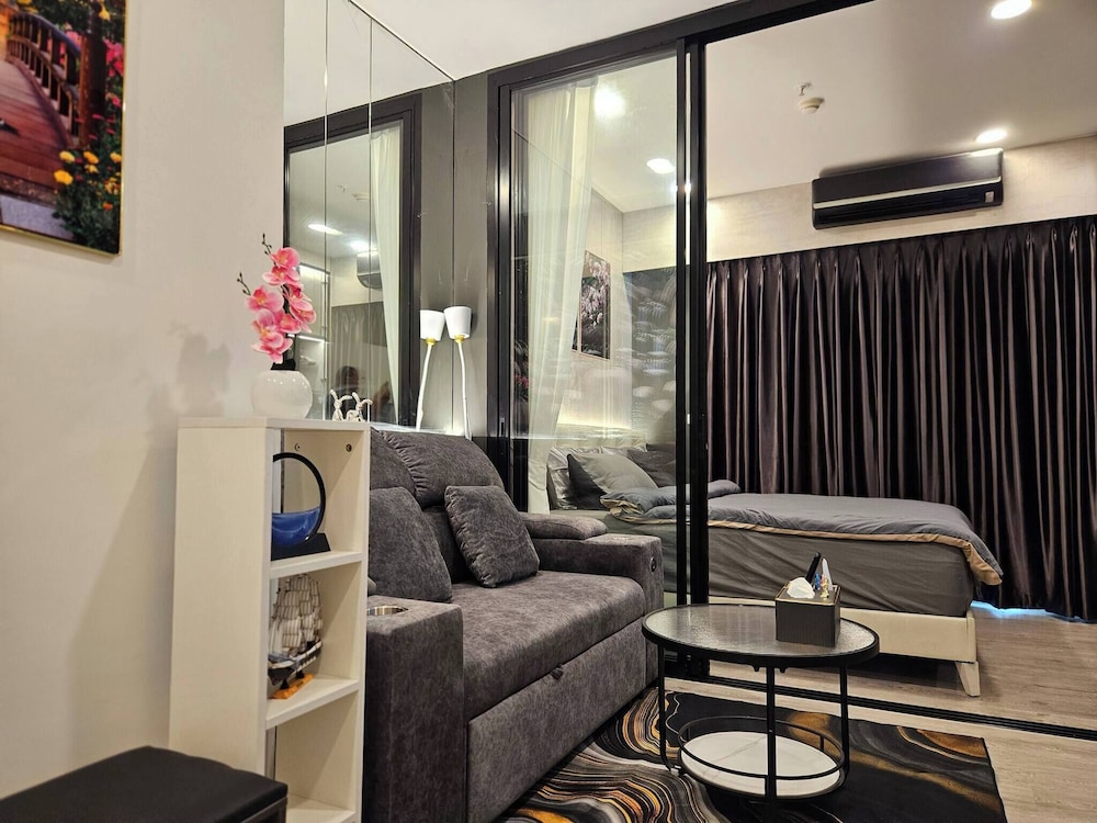 12th Floor Cozy Studio Room, 5-10 Mins Walk to Iconsiam and BTS
