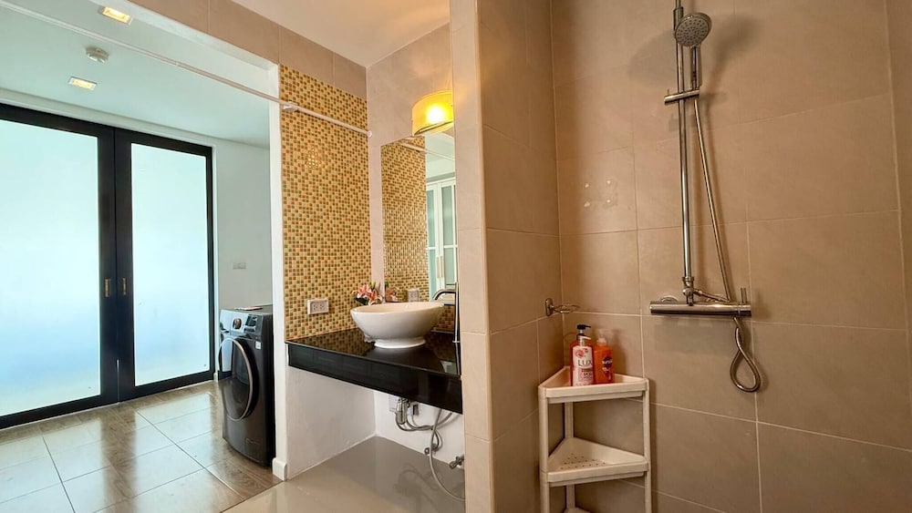 6-20 - 2 Bdr Condo With Balcony and Shared Pool