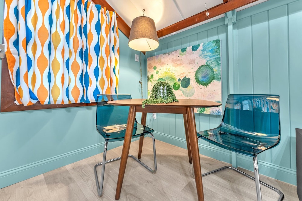 The Vines Retreat, Hot-tubs, Game Room, 10-mins to Downtown!