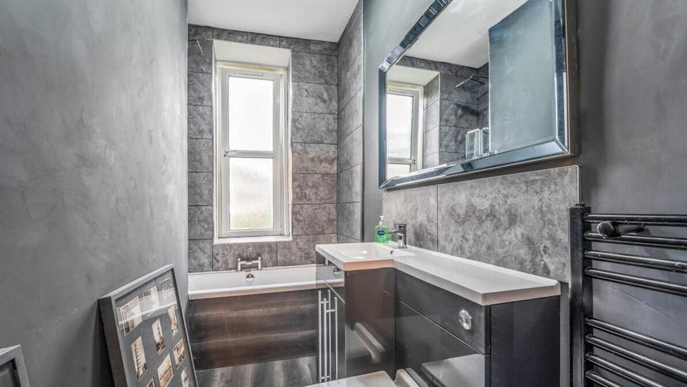 Stunning Artistic Hideout Perfect for Family view 2