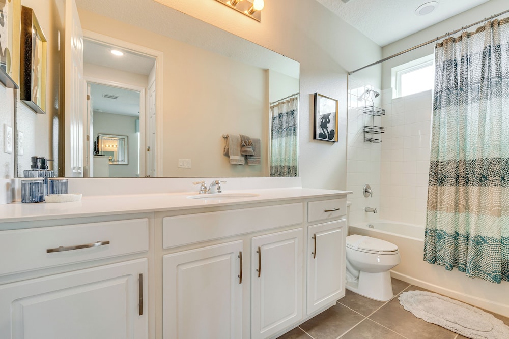 Home Near Theme Parks in Kissimmee: Family Perks!