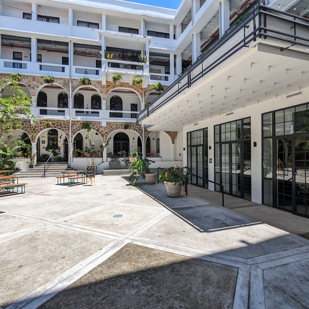 w Beautiful Loft in Santa Ana view 3