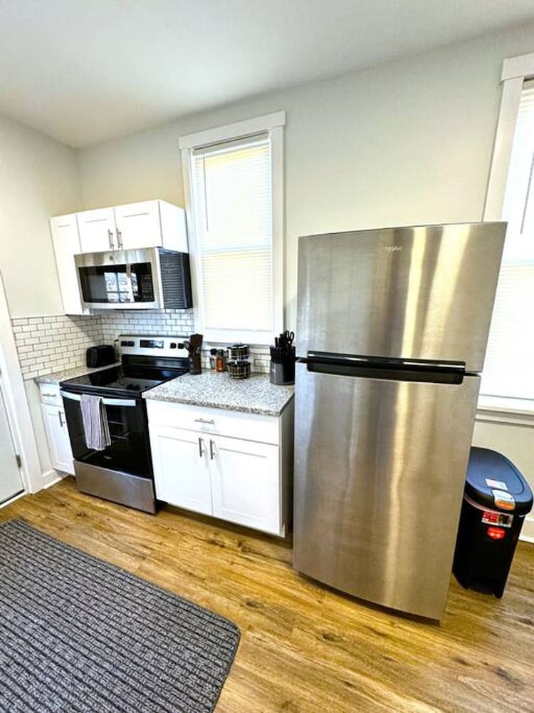 Modern Cozy Unit With King Bed
