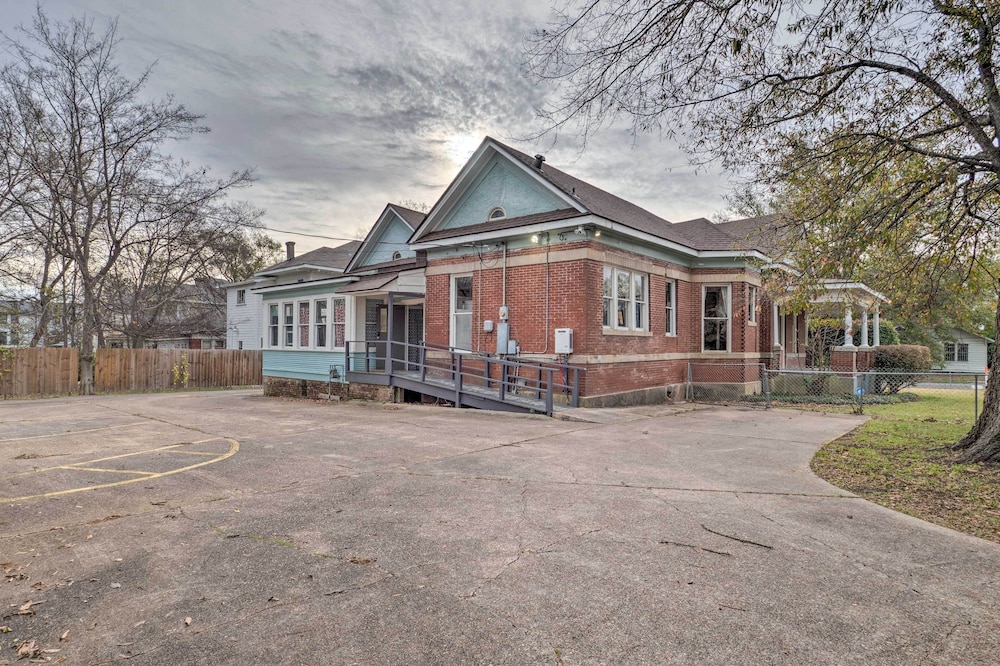 Pet-friendly Shreveport Home ~ 1 Mile to Downtown! view 4