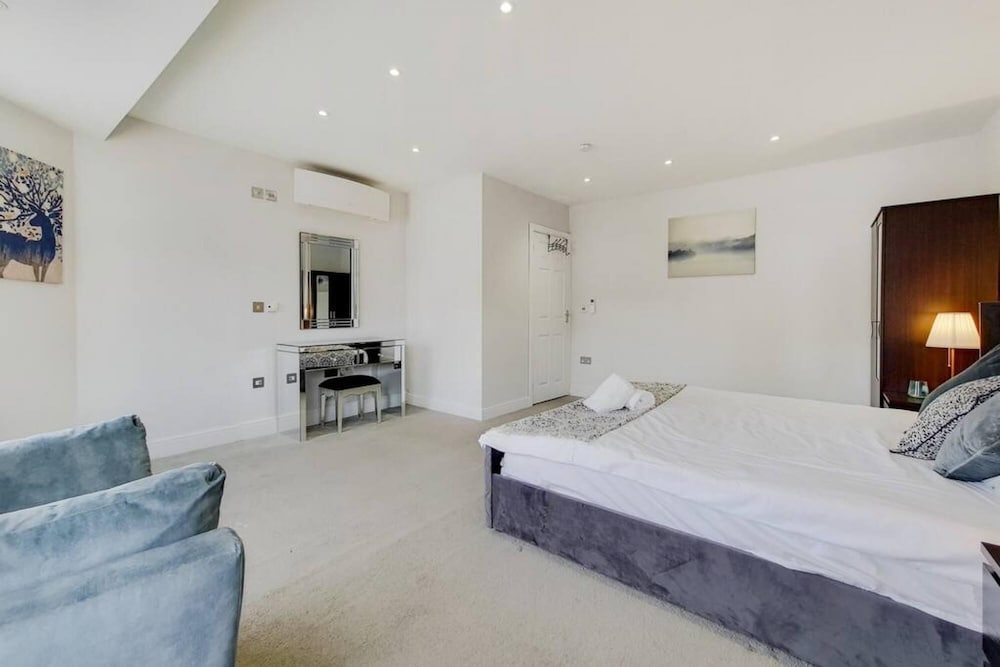 Lovely 2 Bedroom Apartment w AC off Baker Street
