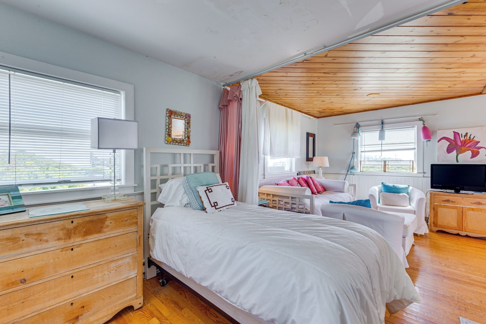 Walk to the Beach: Pet-friendly Gem in Biddeford! view 3