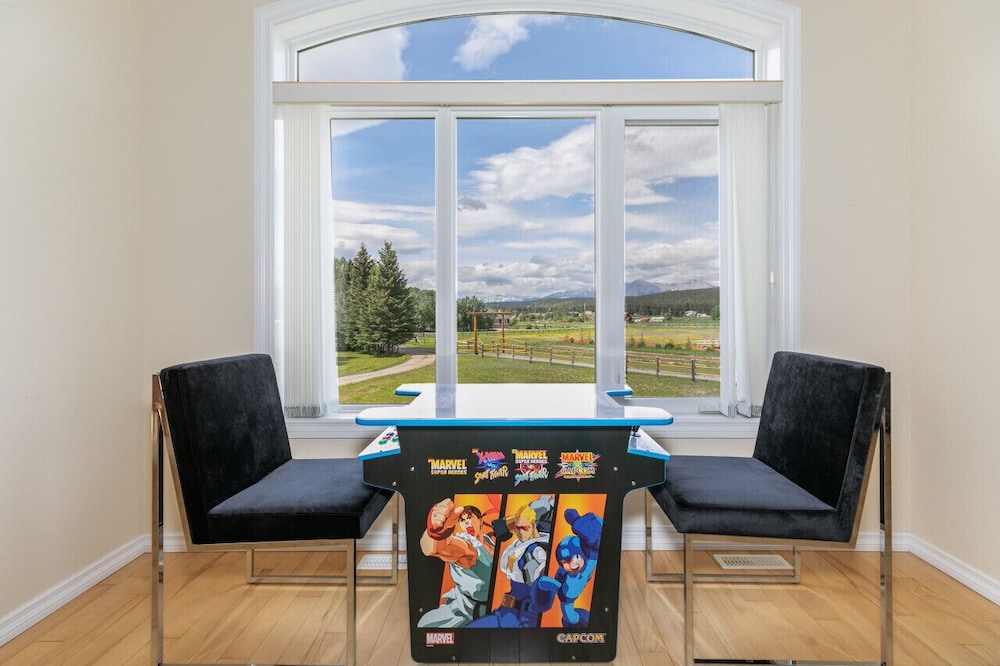 Hinton Vacations - LUXURIOUS 5-Br Acreage  Year-Round Heated Pool  HotTub  Mtn View  Pool Table - Property Image 8