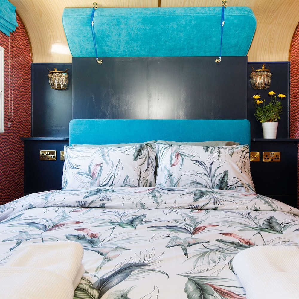 The Showman s Carriage King Bed Close to Beach