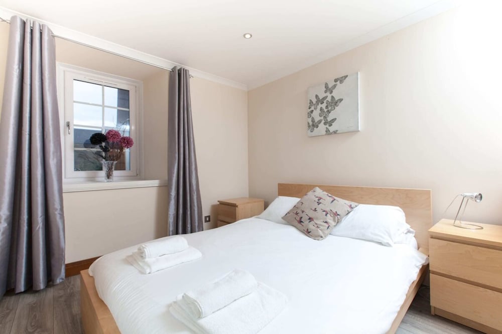 Beautiful 2 Bedroom Flat In Converted Distillery
