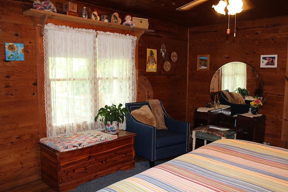 Henson Cove Place B&B with Cabin