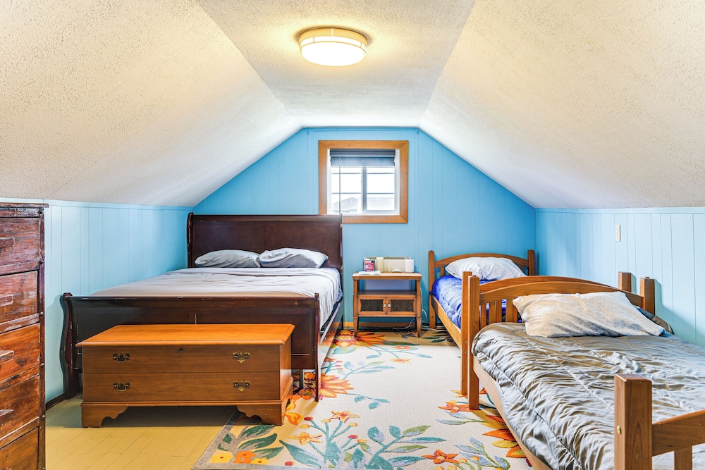 Walk to Beach: Charming Home - 3 Mi to Seabrook