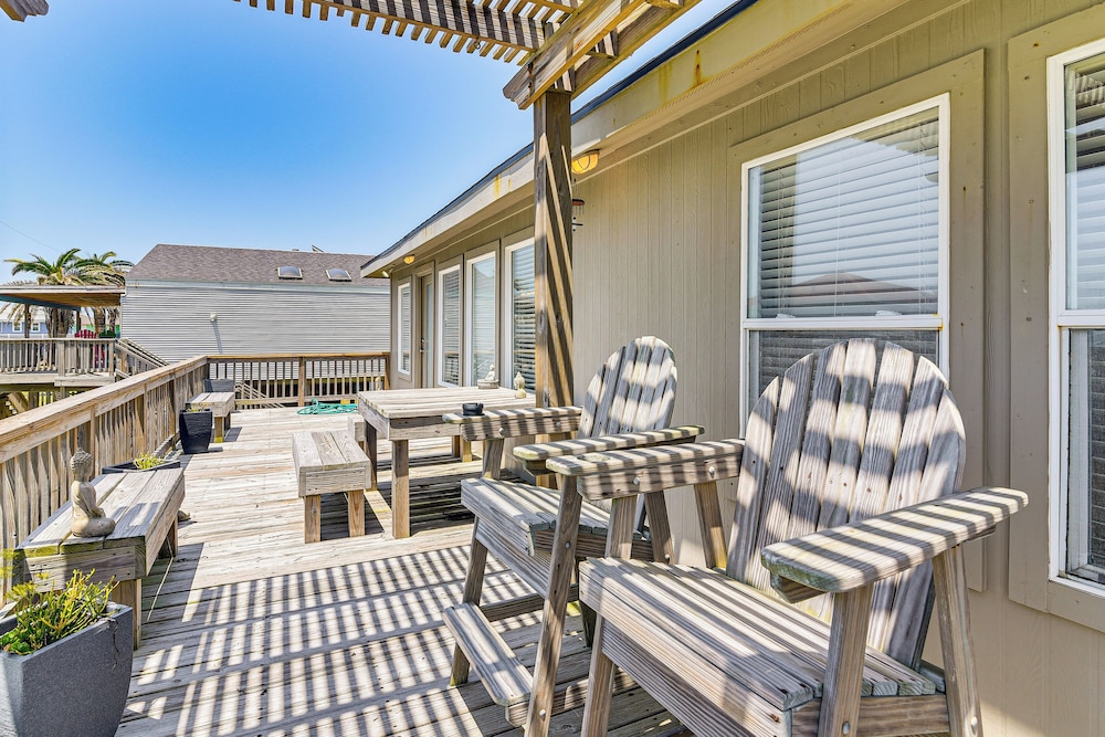 Pet-friendly Galveston Home - Walk to Beaches!
